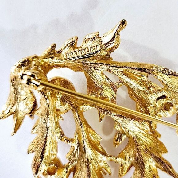 Vintage Richelieu Signed Seagrass Matte Textured Gold Tone Faux Pearl Brooch Pin - Picture 6 of 7